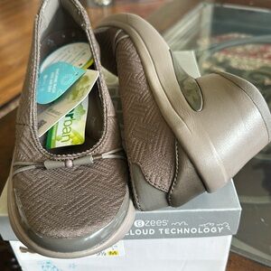 Bzees Electric Pumps Shoes 9.5  M Light Brown- NWT